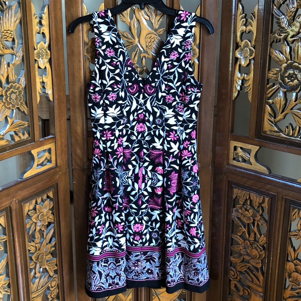 Vince Camuto Floral V-Neck Sleeveless Dress - Picture 4 of 6